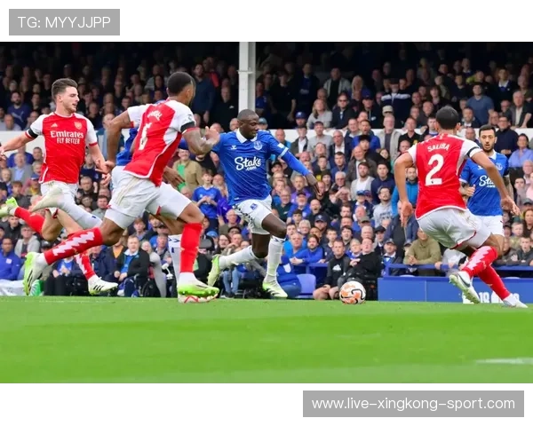 曼城在关键比赛中靠团队配合拿下关键三分的故事